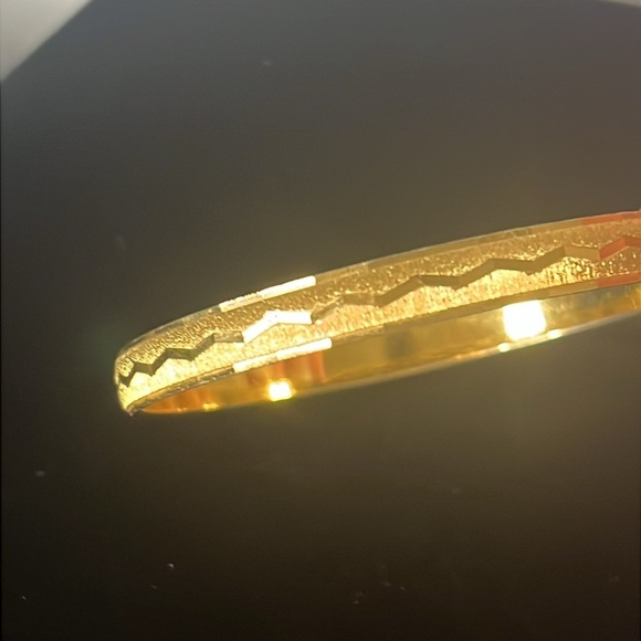 Signed Vintage 1980s Monet Textured Gold Tone Etched Zig Zag Bangle Bracelet - Picture 1 of 5
